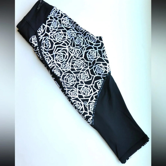 Lululemon Real Quick Crop Posey Black White Floral w/ Mesh Size 4 - Picture 7 of 8
